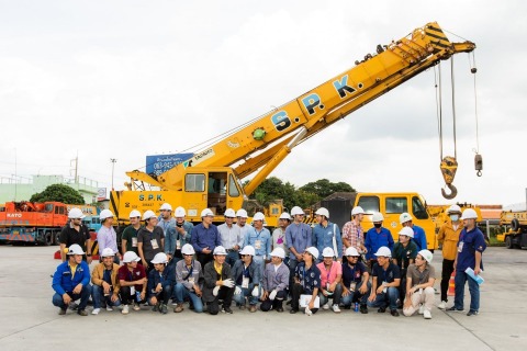 คนขับเครนมีใบเซอร์ 4ผู้ และ ปจ.2